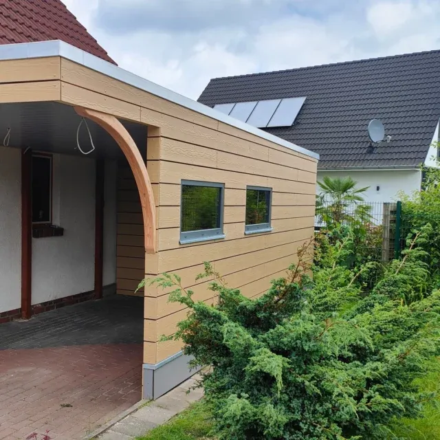 Carport mit Holzfassade